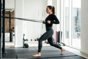 Femme réalisant un exercice de tonification avec élastique