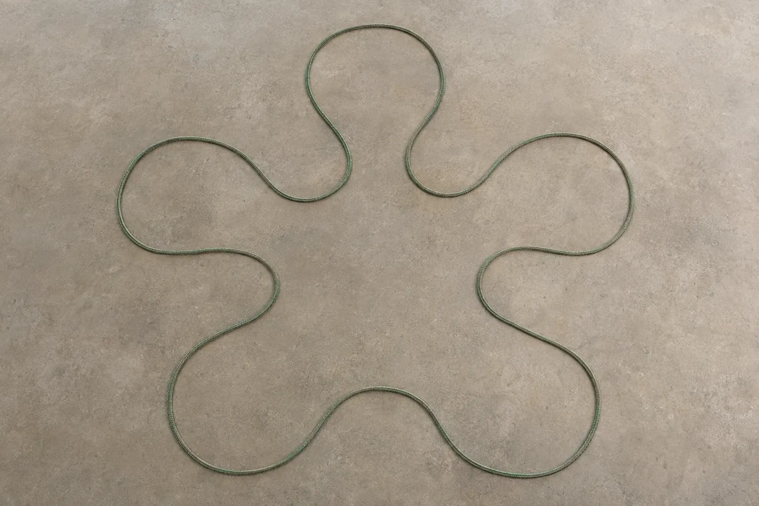 Corde ou sangle d’entraînement bricolée en forme d’étoile, sans matériel, prêt pour la musculation sans matériel.